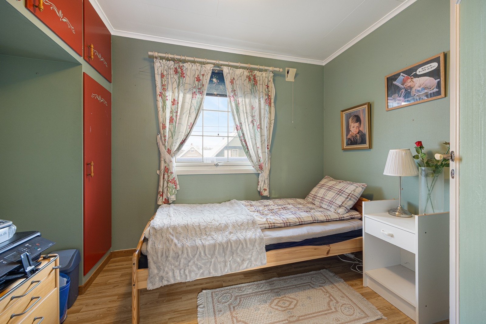 Også de øvrige soverommene har garderobeskap. Ekstra lagringsplass finnes i garasjen og i tre boder i underetasjen. Galleribilde