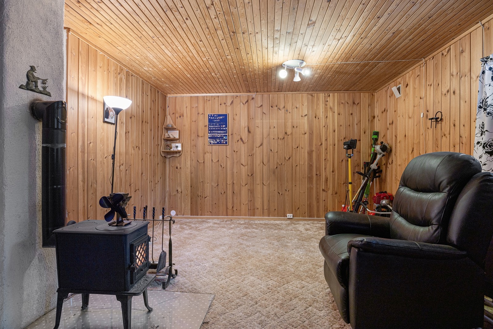 I underetasjen har boligen et innredet rom med vedovn i bruk som kjellerstue. Rommet er ikke godkjent for varig opphold og fremkommer som hobbyrom på tegninger. Galleribilde