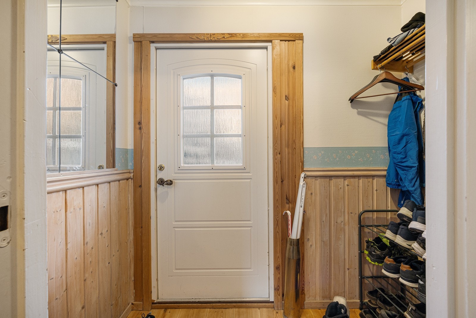 I entreen er det plass til ulike garderobeløsninger for oppbevaring av yttertøy og sko. Galleribilde
