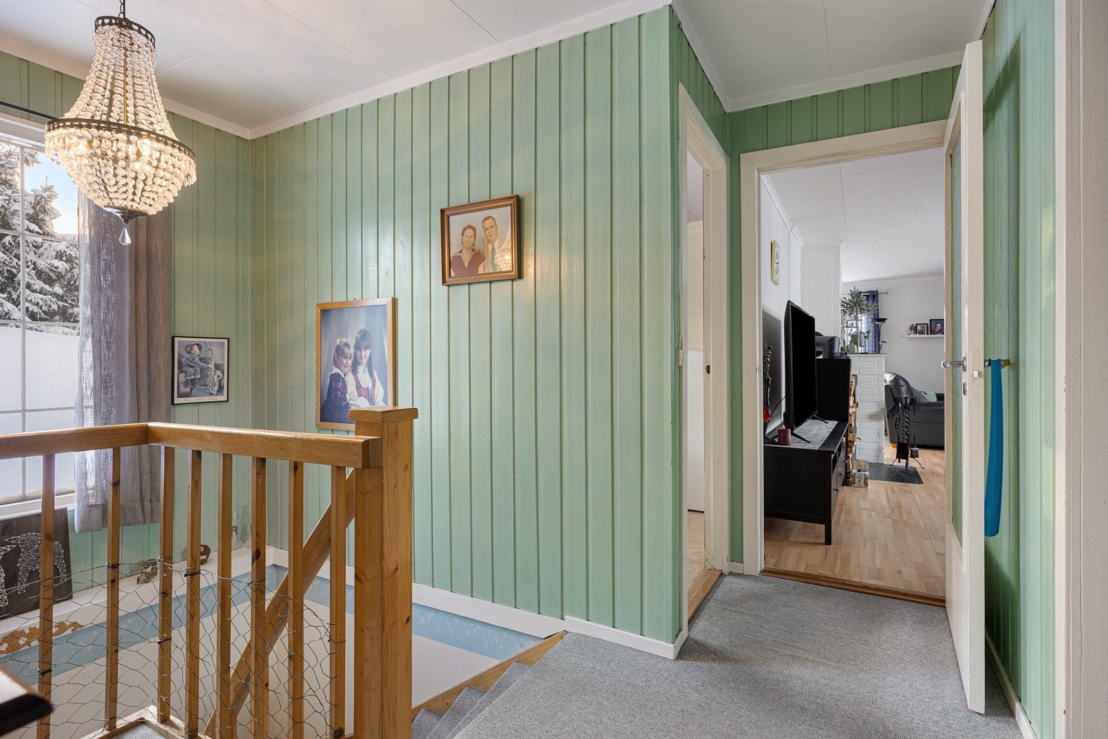 Det er åpent trappeløp mellom etasjen, og vinduet gir godt lys til trappegangen. Galleribilde