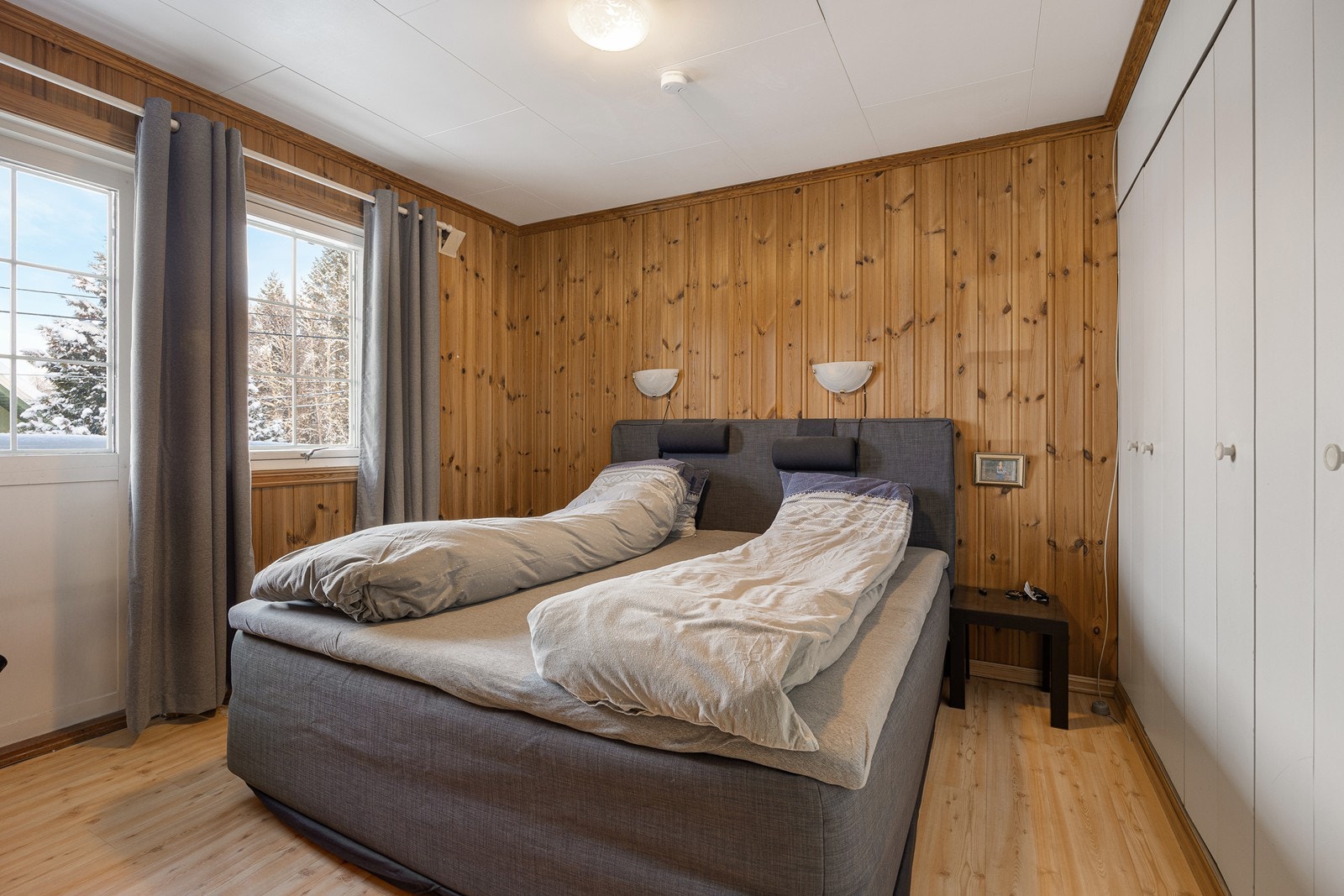 Hovedsoverommet oppe innredes enkelt med dobbeltseng og tilhørende nattbord. Det er direkte utgang til en balkong, og rommet har mye oppbevaring i plassbygde garderobeskap. Galleribilde