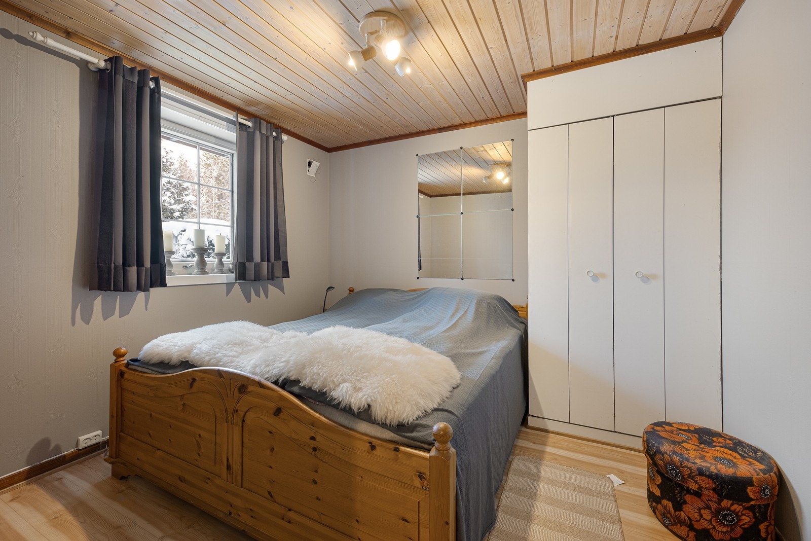 Boligen har tre soverom, fordelt med to på hovedplanet og ett i underetasjen. Bildet viser rommet i underetasjen. Galleribilde