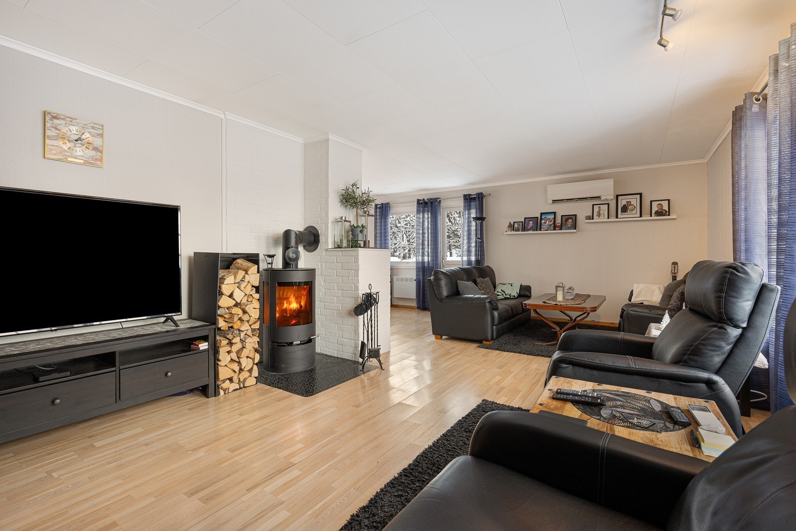 Av oppvarming har stuen både peisovn og varmepumpe. Galleribilde