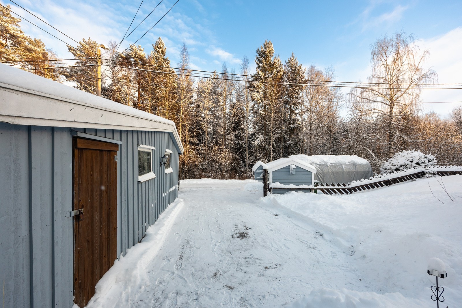 Tilknyttet garasjen finner man en gårdsplass for ytterligere parkering. Galleribilde