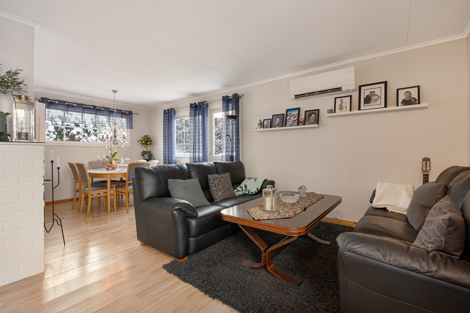 Vinduer i tre retninger slipper inn godt med naturlig lys. Vinduene inkluderer en glassdør til terrassen. Galleribilde