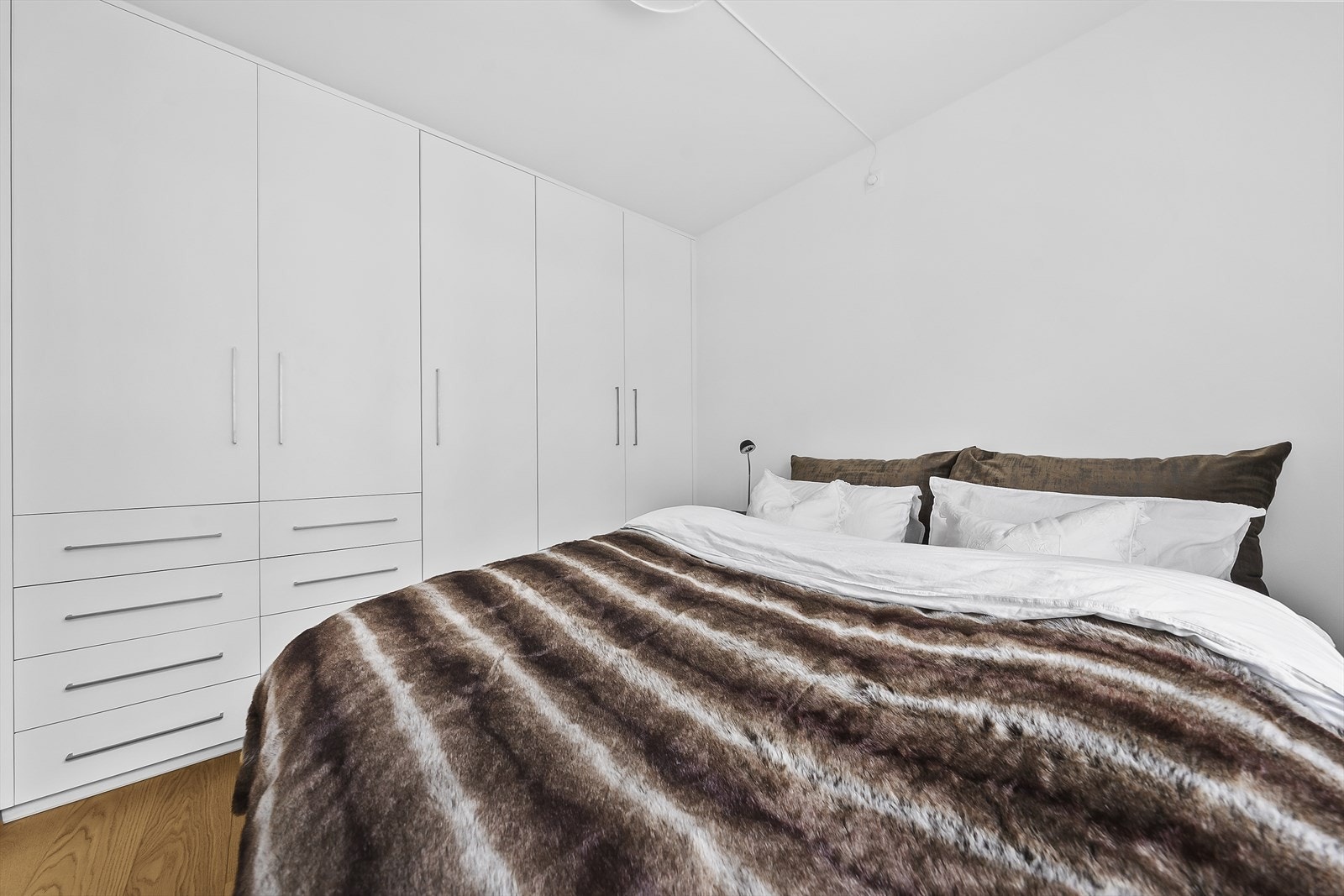 Det er plass til dobbeltseng med tilhørende møblement. Galleribilde