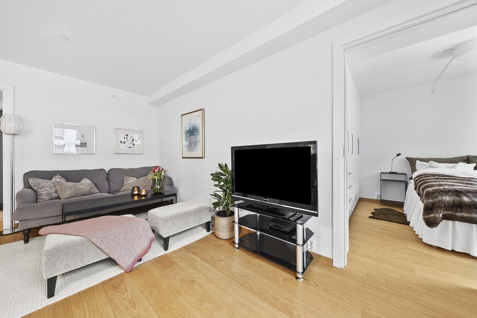 Med gjennomgående lyse og tidløse overflater i hver rom, er det enkelt å sette et personlig preg på leiligheten og skape sitt drømmehjem. Galleribilde