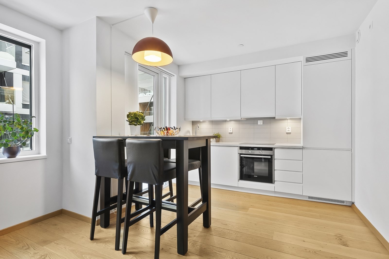 Fra kjøkkensonen er det også utgang til leilighetens balkong. Galleribilde