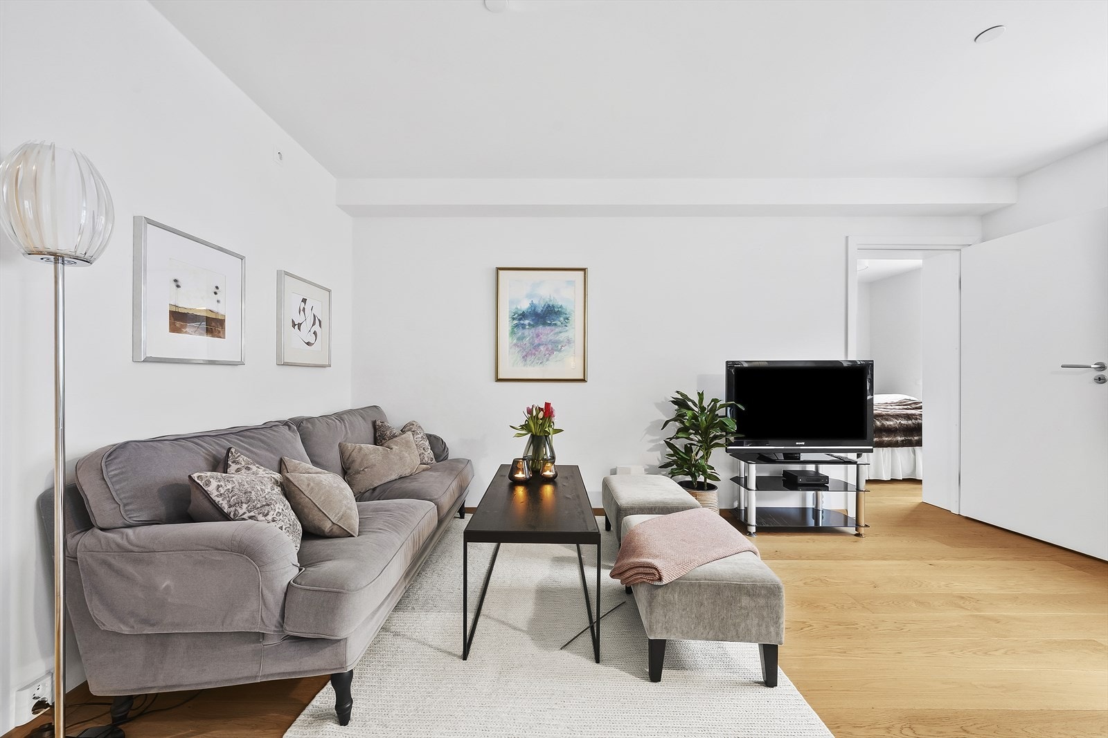 Stuen har fint plass til sofagruppe med tilhørende møblement. Galleribilde