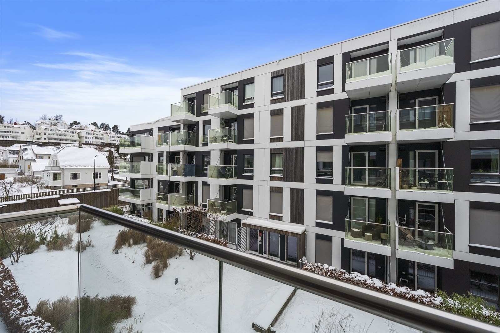 På balkongen er det plass til enkelt møblement og frodig beplantning. Galleribilde