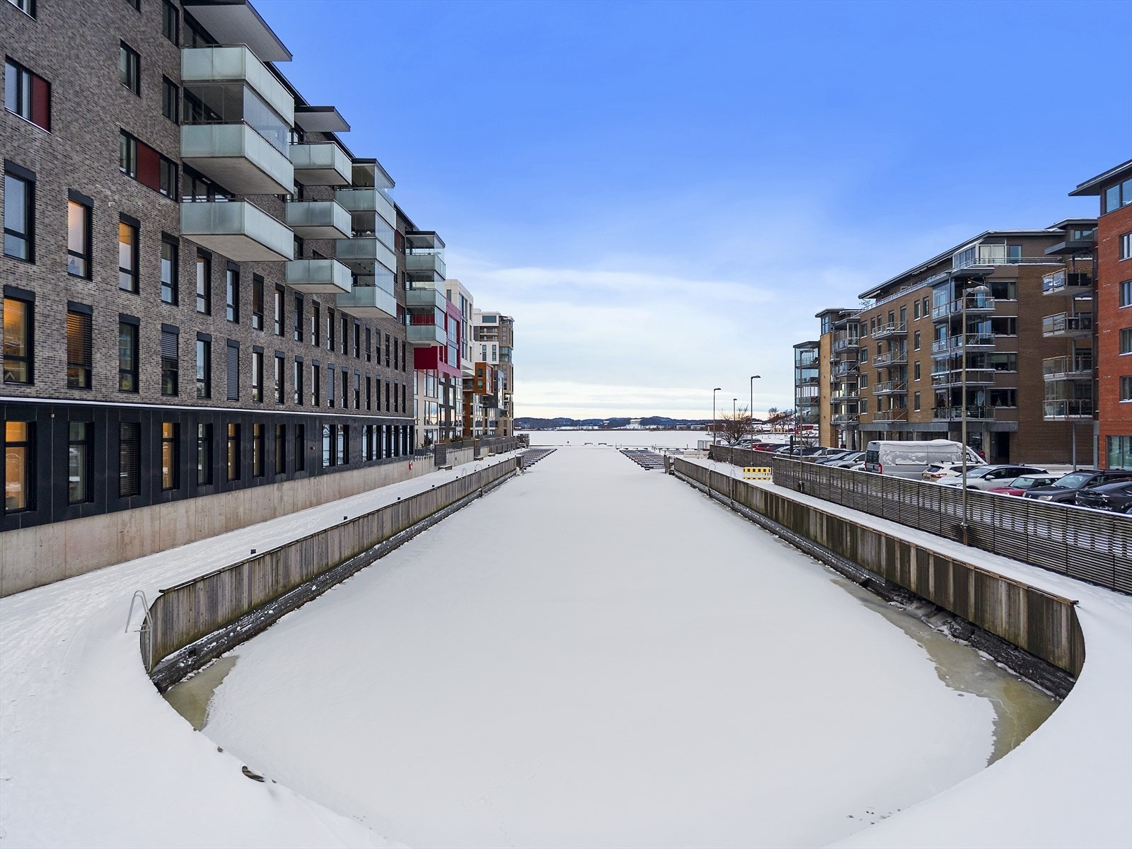 Kaldnes Brygge er et område i stadig utvikling. I fremtiden planlegges det en egen bystrand med tilhørende park, noe som vil gjøre bydelen enda mer attraktiv. Galleribilde