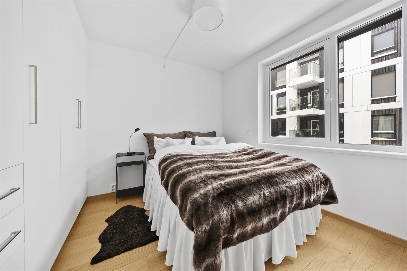 Soverommet er romslig har egen garderobeskaprekke og godt med naturlig lys. Galleribilde