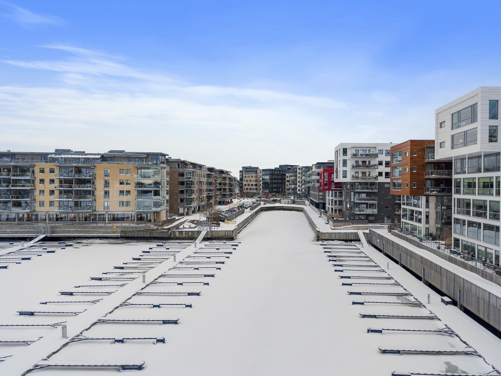 Boligområdet er sentrumsnært med gangbroen som tar deg direkte over til alle byens fasiliteter. Galleribilde