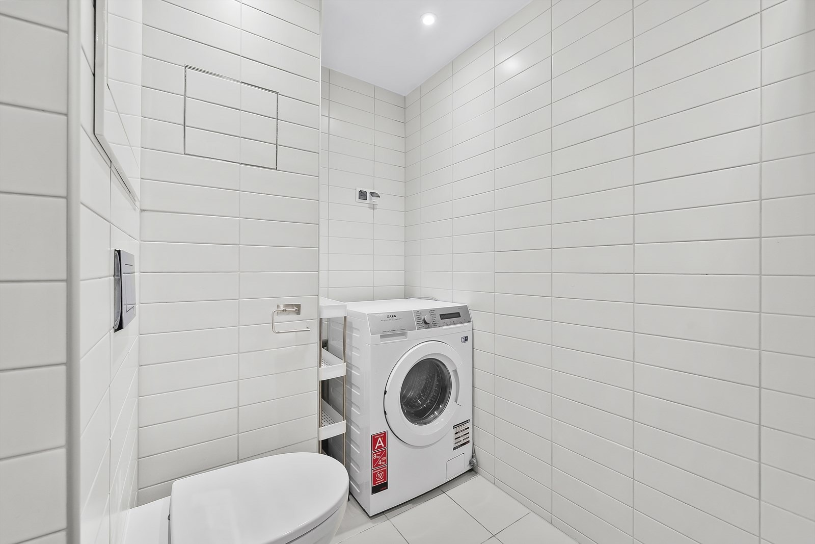 Av innredning er det vegghengt toalett, dusjhjørne med inn- og utfeltbare dusjvegger, samt servant i baderomsinnredning med underskap og speil med integrert belysning. Det er også opplegg for vaskemaskin. Galleribilde