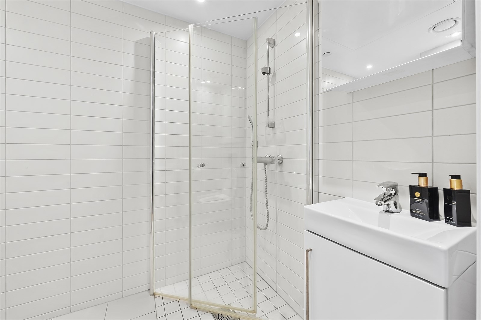 Fra entreen er det direkte tilgang til et helflislagt og pent baderom med varmekabler i gulv. Galleribilde