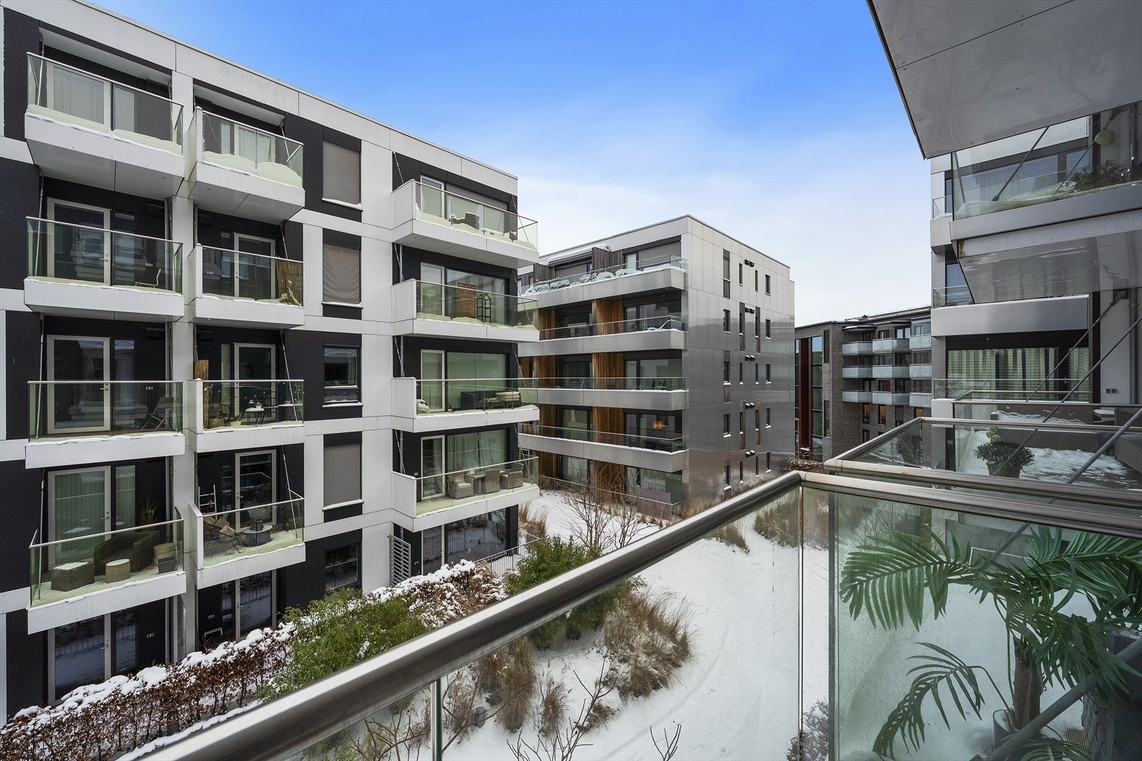 Balkongen er vendt mot vest og har flotte solforhold med ettermiddags- og kveldssol. Galleribilde