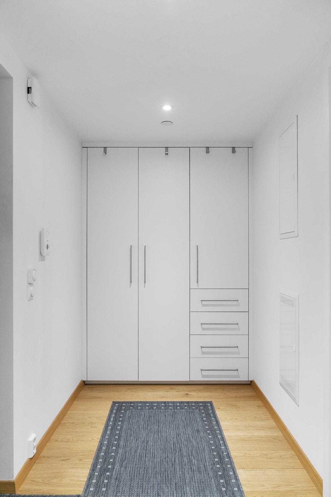 Romslig entré med dørcalling og praktisk garderobe med innredning. Galleribilde