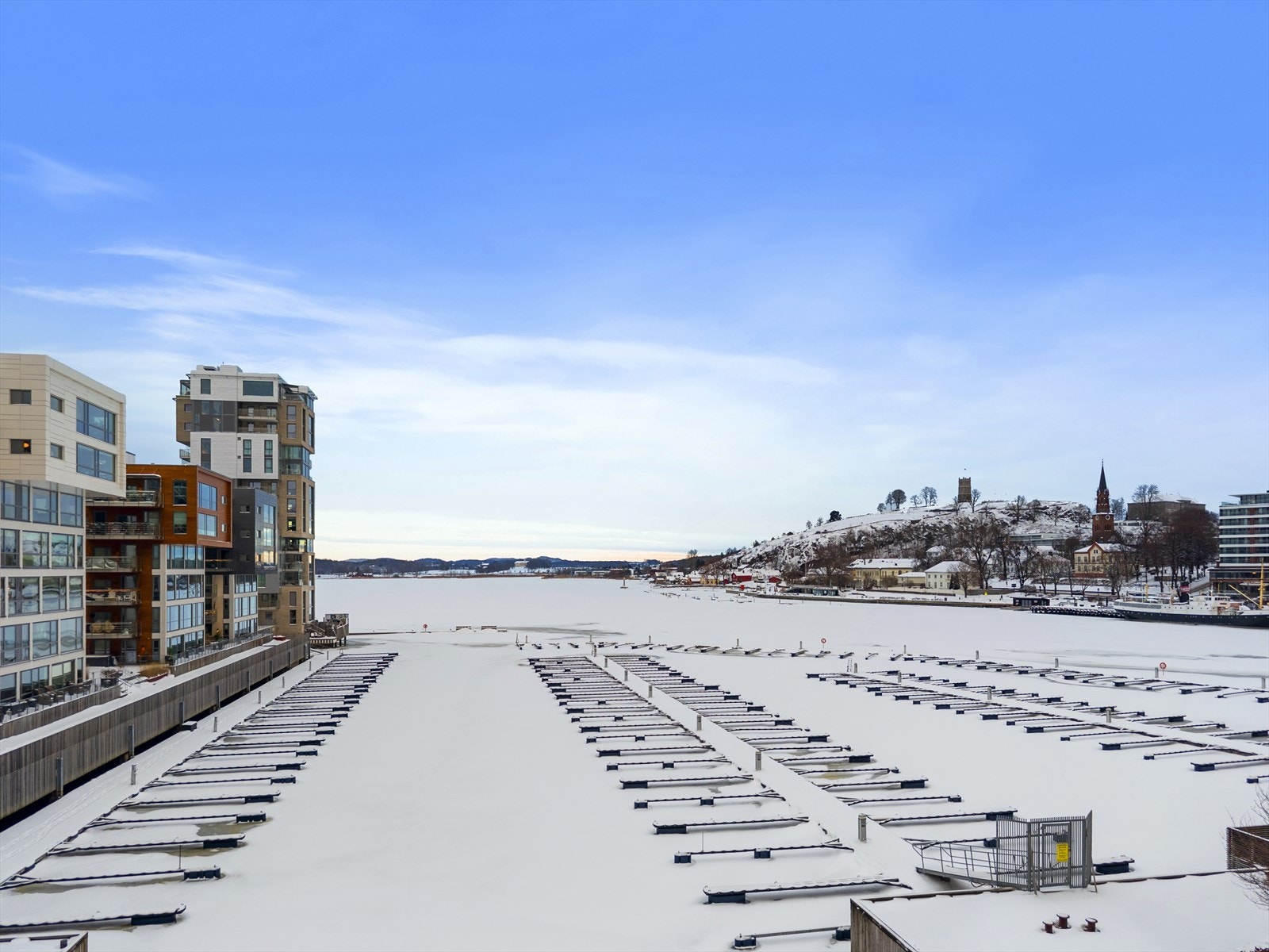 Her bor du i et område som binder Nøtterøy og Tønsberg sammen via den praktiske gangbroen og sjølivet venter rett utenfor døren. Småbåthavnen ligger bare noen skritt fra leiligheten, mens den kommunale båthavnen i Ollebukta er kun få minutters gange unna. Galleribilde