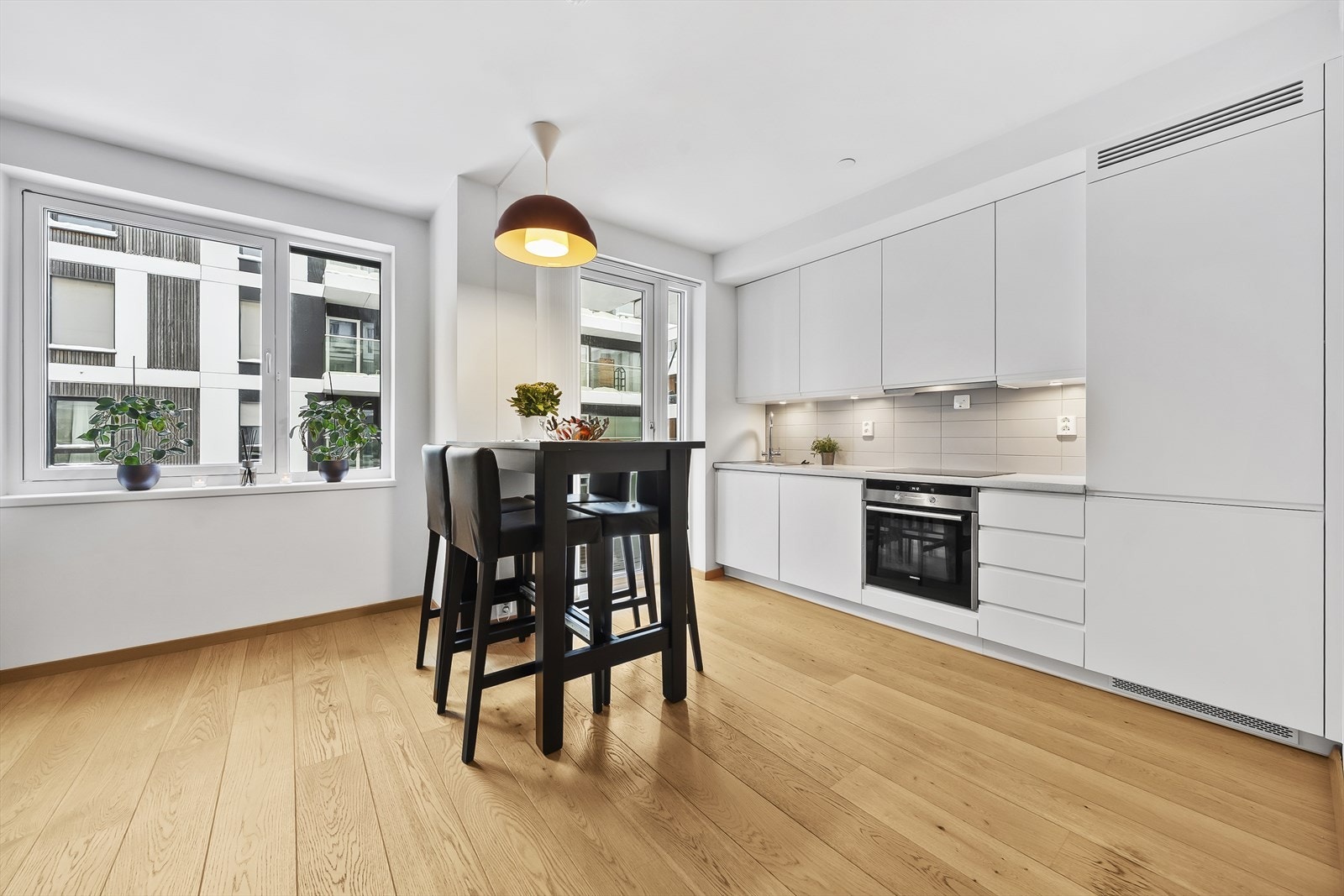 Kjøkkenet ligger i åpen løsning til stuen og har en moderne innredning fra HTH med slette fronter og laminat benkeplater. Galleribilde