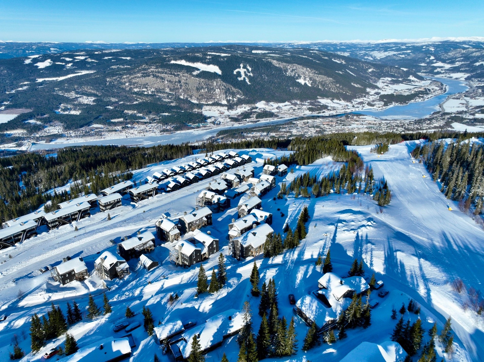Om vinteren kan man spenne på seg skiene ved leiligheten og skli rett inn i alpinbakken. Galleribilde