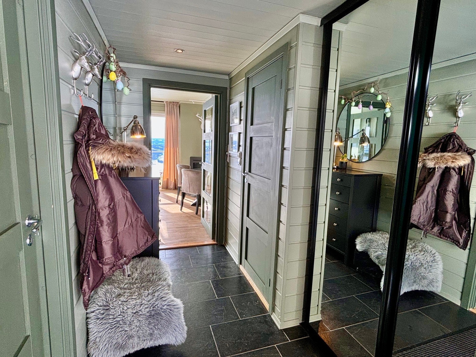 Romslig entré med gulvvarme. Gode oppbevaringsmuligheter i skyvedørsgarderobe. Galleribilde