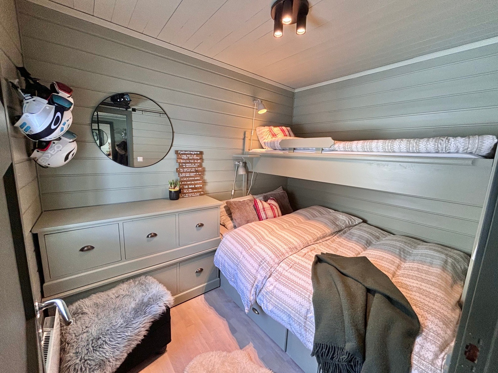 Leiligheten har et soverom med en integrert familekøye med tre soveplasser.og tilhørende møblement, samt mulighet for klesoppbevaring. Galleribilde