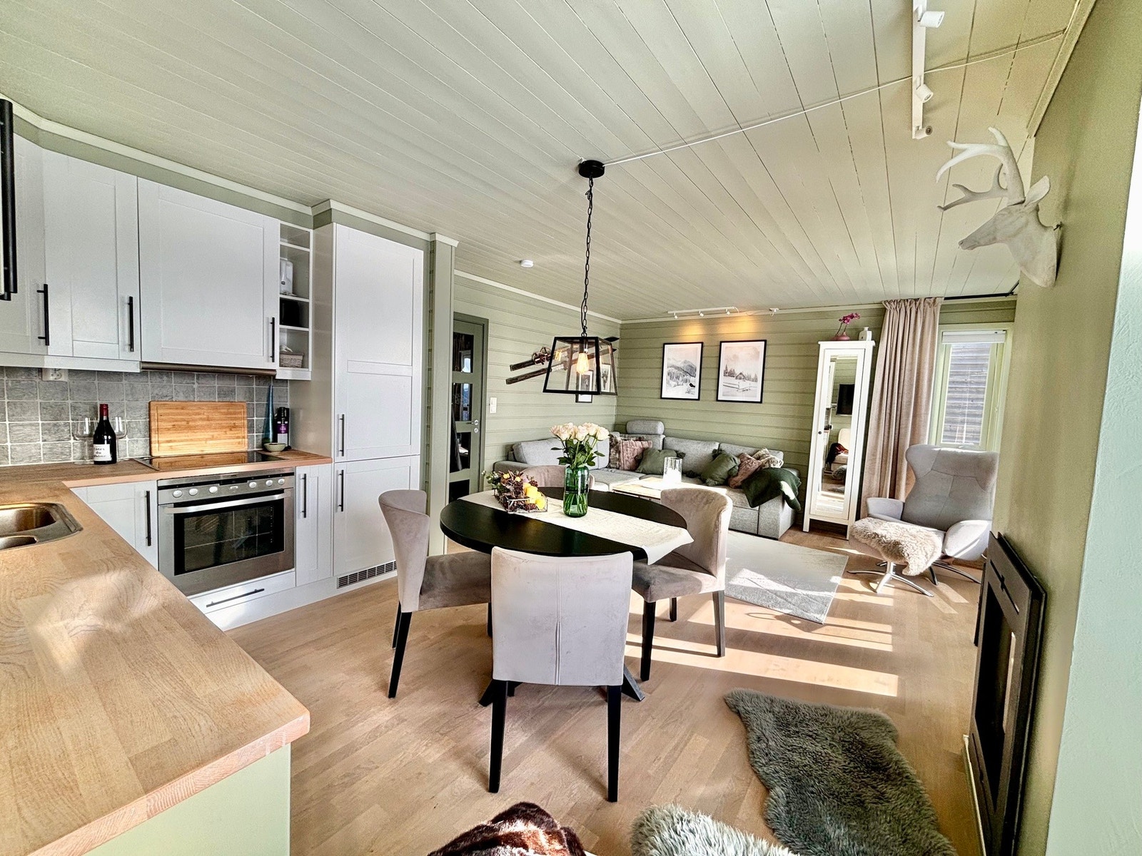 Fra stuen er det utgang til en sørvestvendt balkong på 9m2. Galleribilde