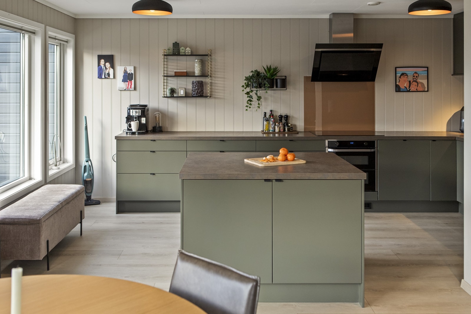 God skap- og benkeplass. Galleribilde