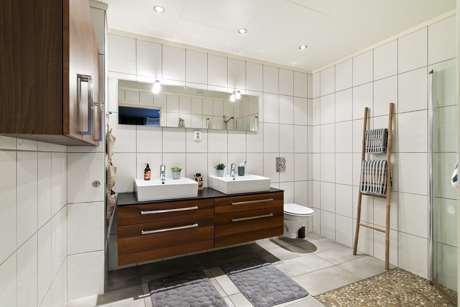 Dobbel servant i innredning, dusjnisje og wc. Galleribilde