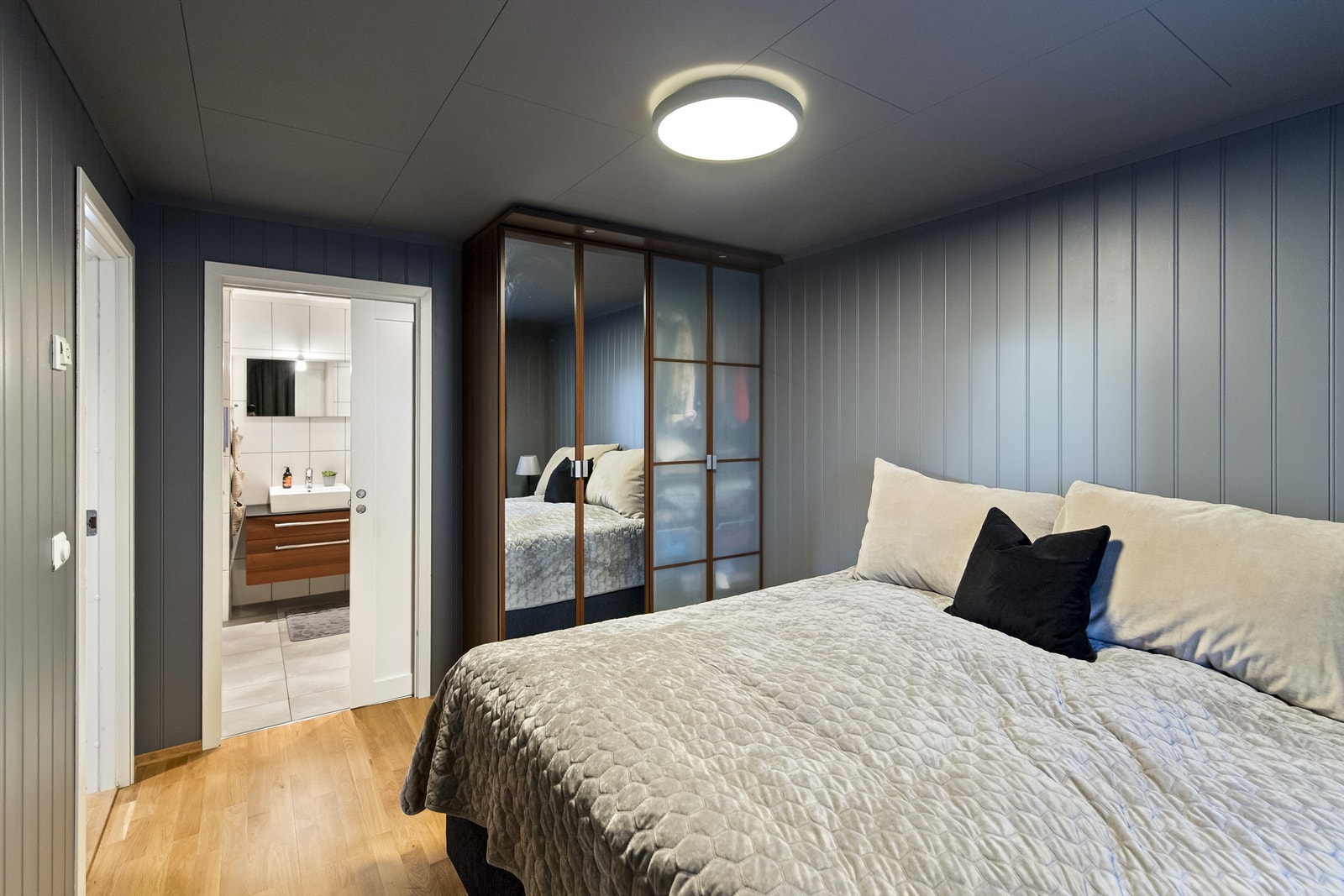 Skyvedørsgarderobe og inngang til eget bad. Galleribilde