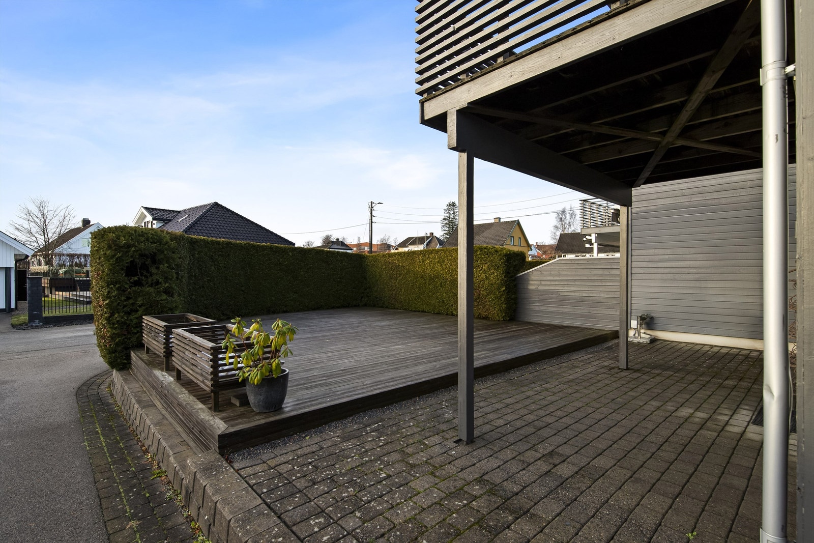 Godt skjermet uteplass, hvor hele uteområdet er dekket av terrasse. Galleribilde
