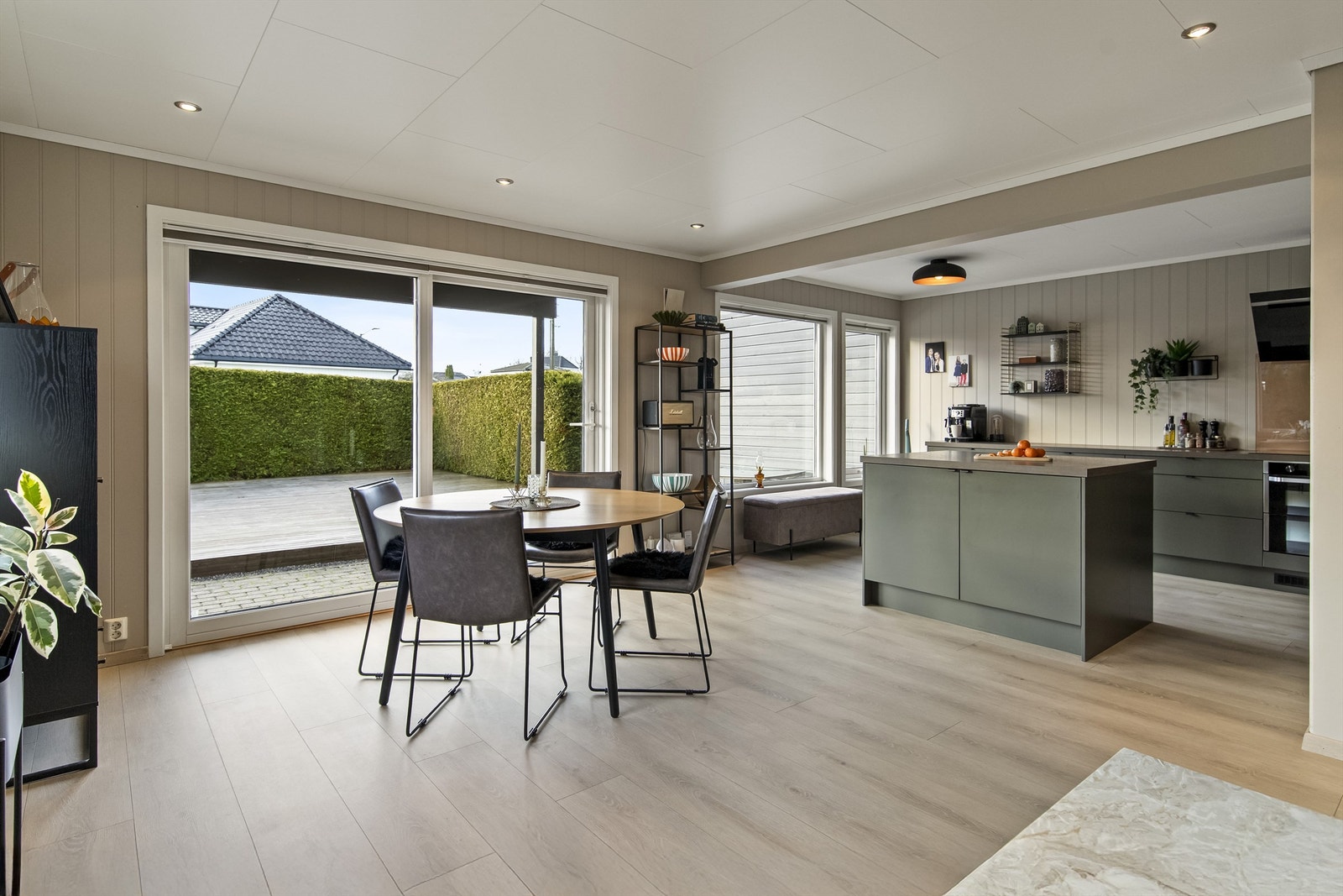 Hyggelig stue med åpen løsning mot kjøkken. Galleribilde