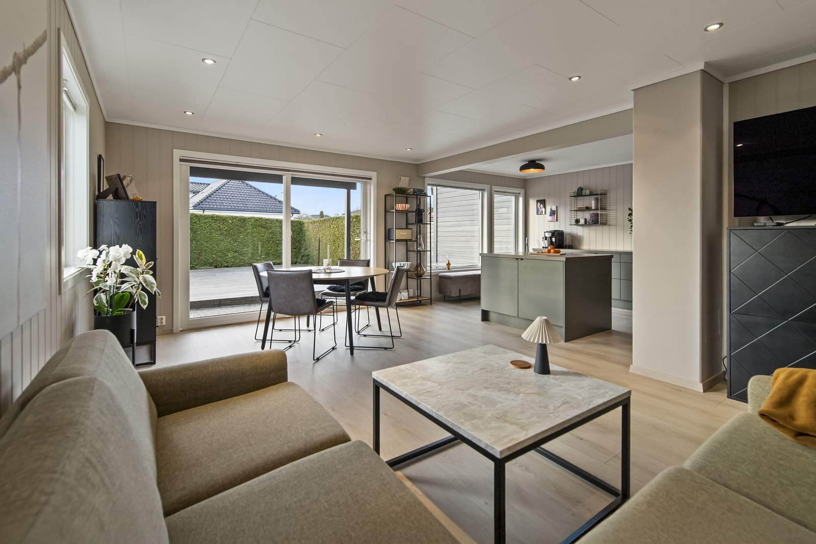 God plass til sofa, spisestue og godstolen. Galleribilde