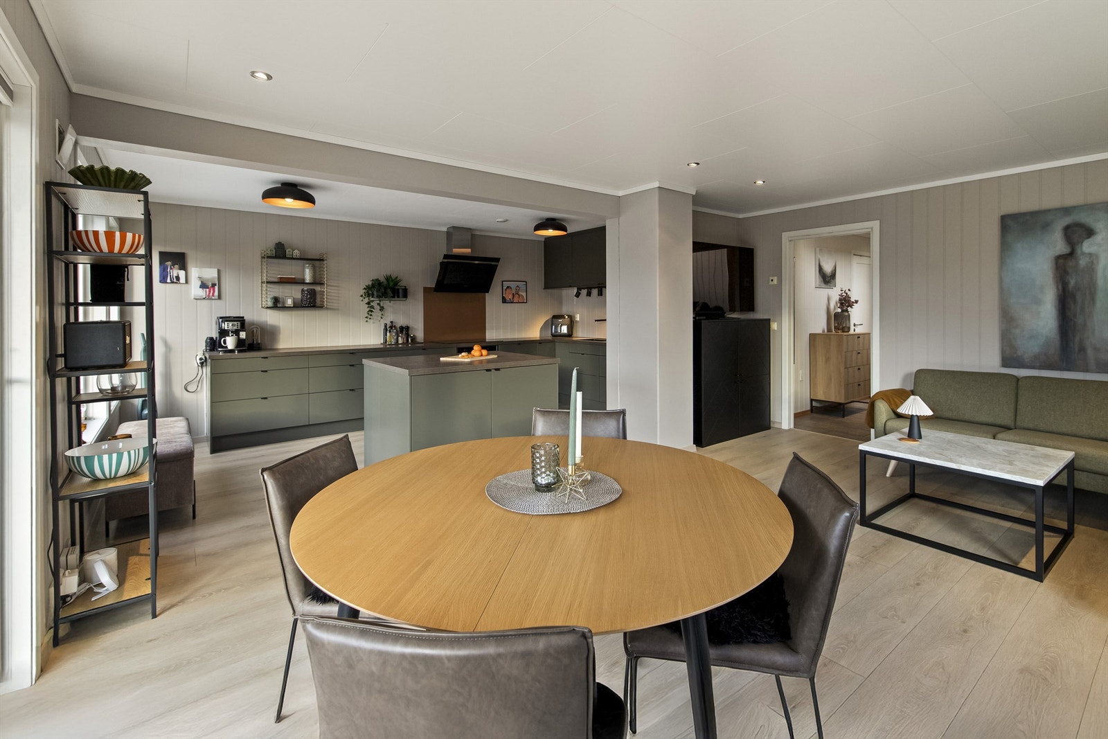 Rålekkert nytt kjøkken i moderne grønn farge. Galleribilde