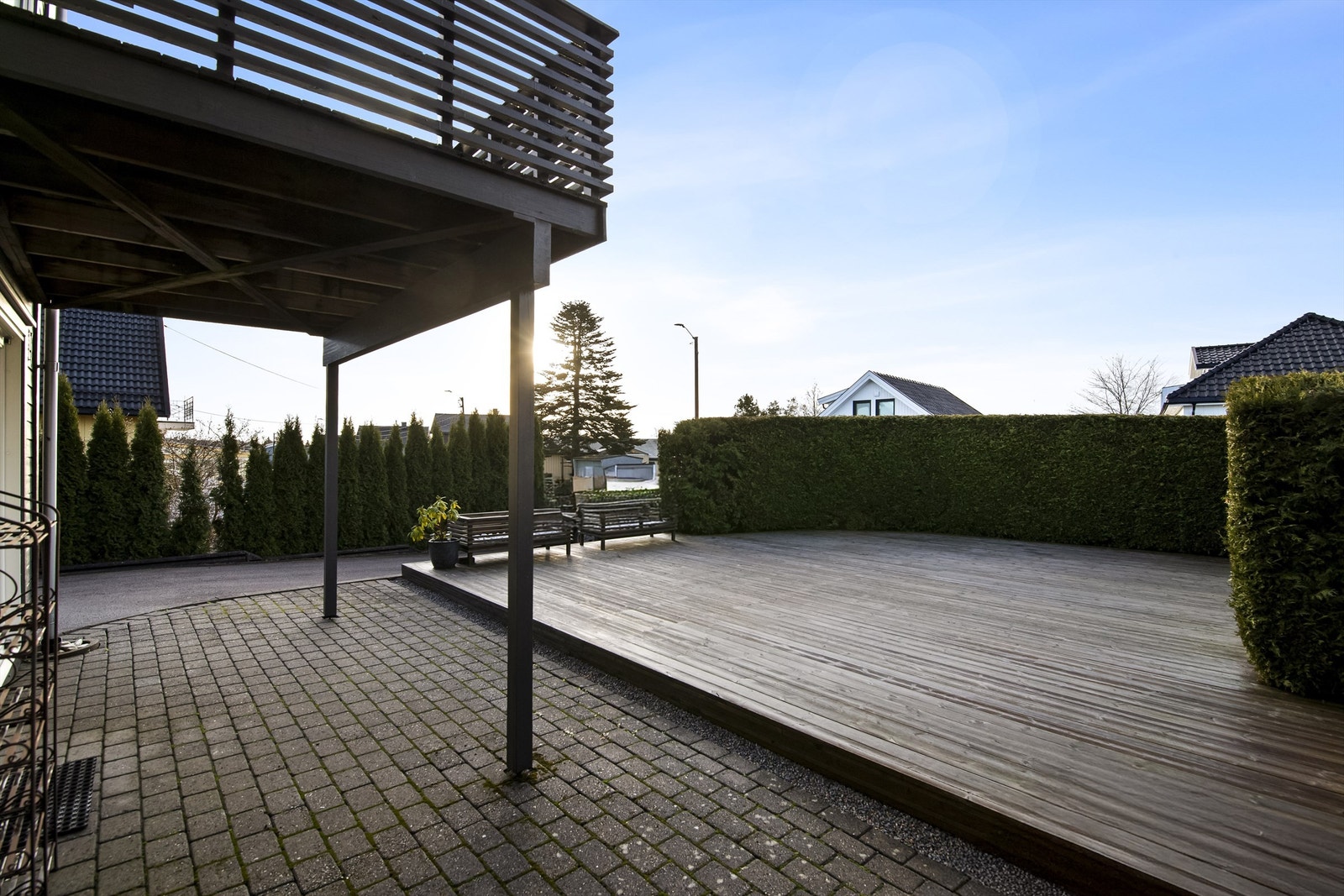 Her kan man nyte solen til langt utpå kvelden. Galleribilde