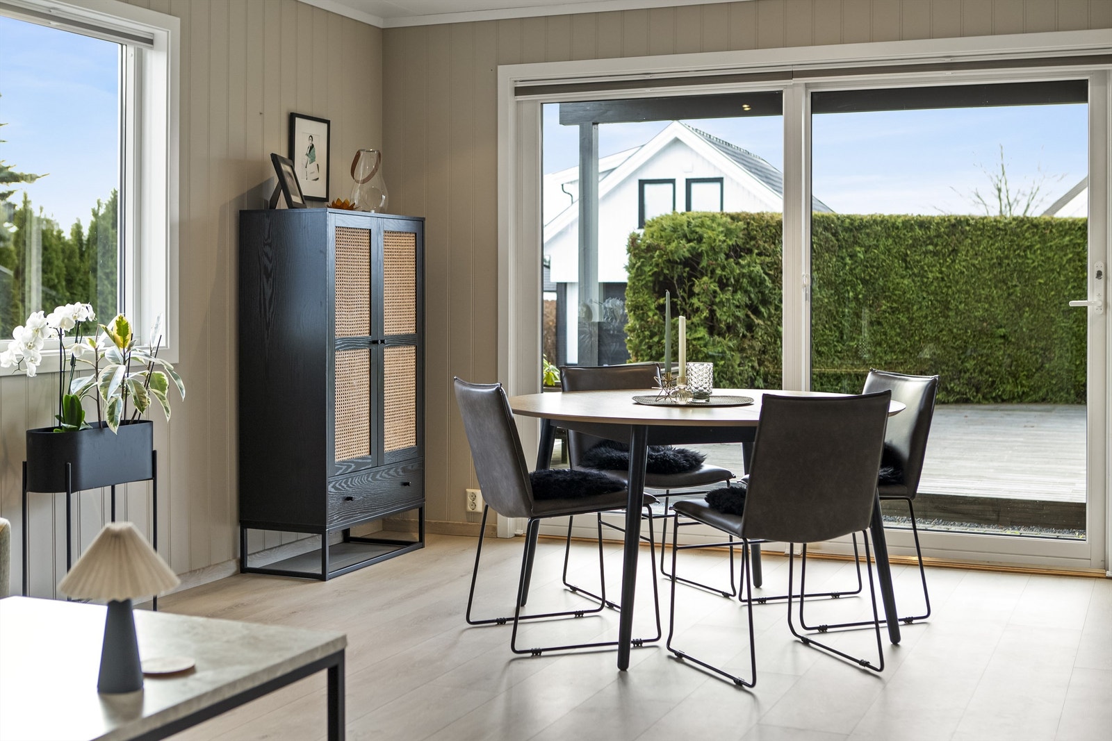 Store vinduer gir godt med dagslys. Galleribilde