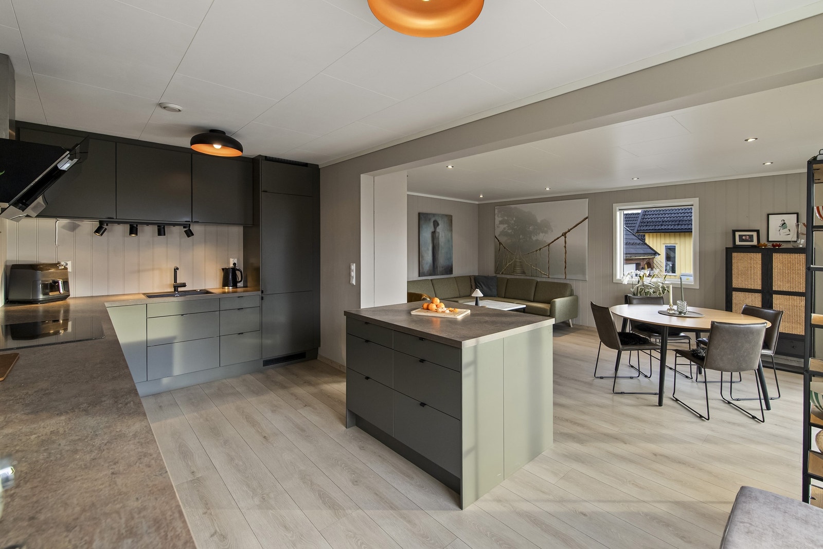 Åpen løsning mot stue. Galleribilde