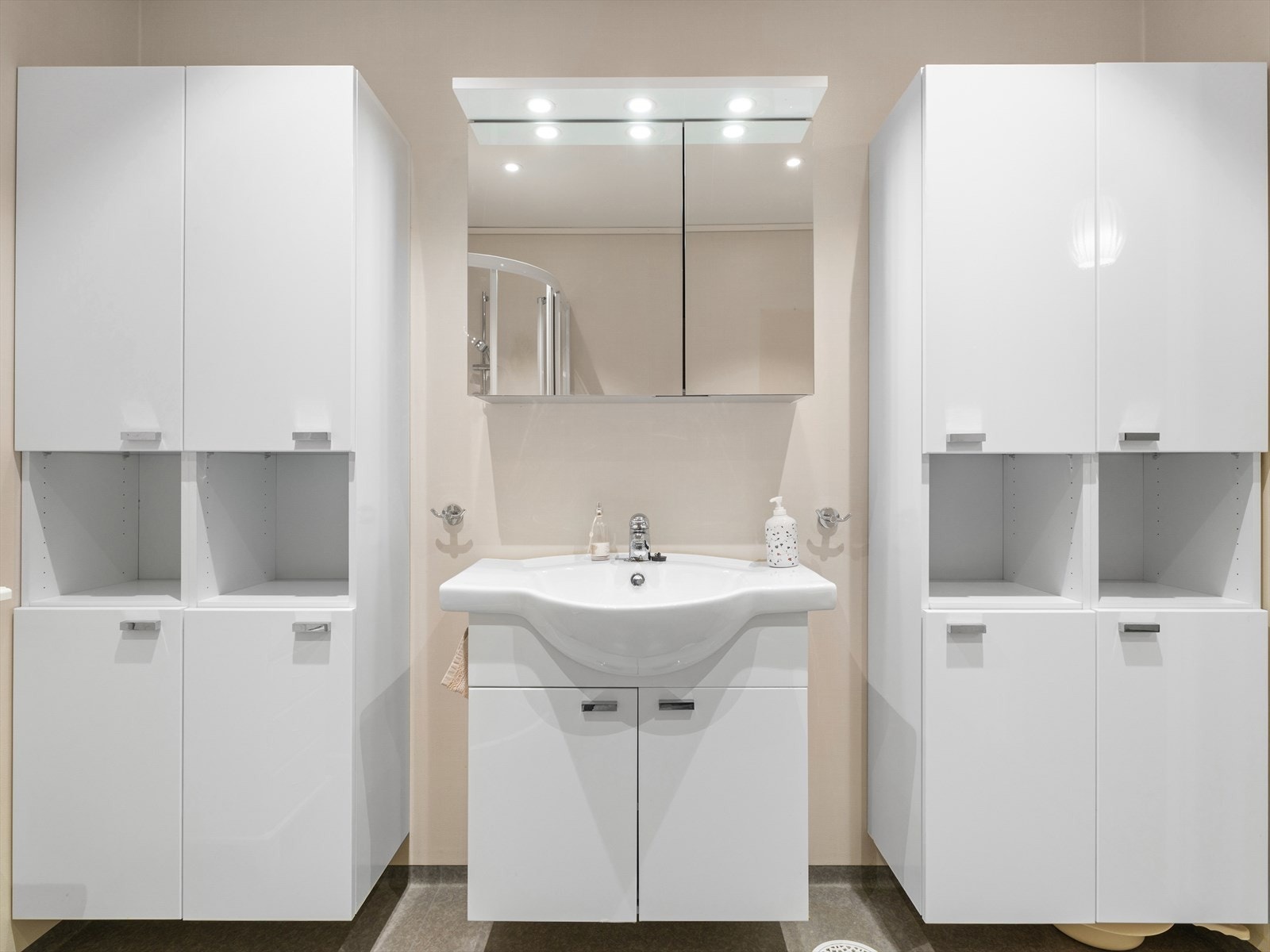 Belegg på gulv med varmekabler under, spotter i tak. Galleribilde