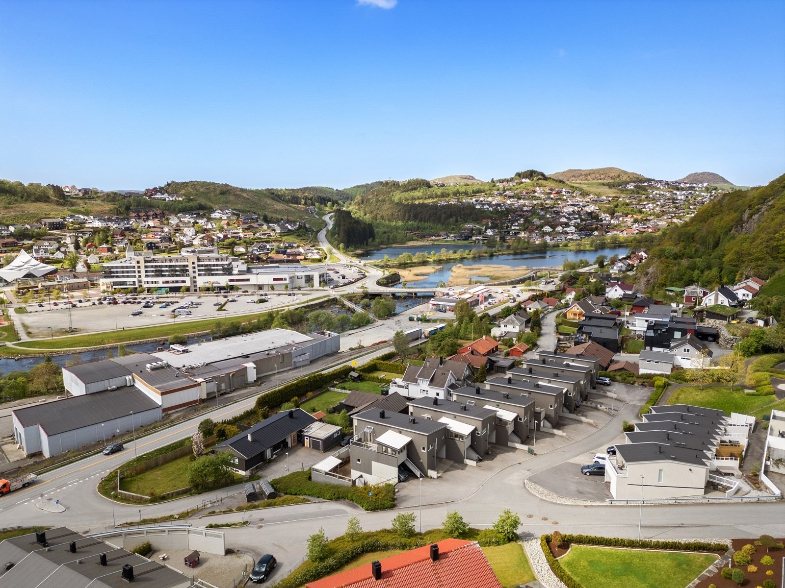 Ålgård sentrum med Norwegian Outlet og Amfi kjøpesenter ligger 5 min unna boligen. God bussforbindelse, både med ekspressbussen og rutebusser. Galleribilde