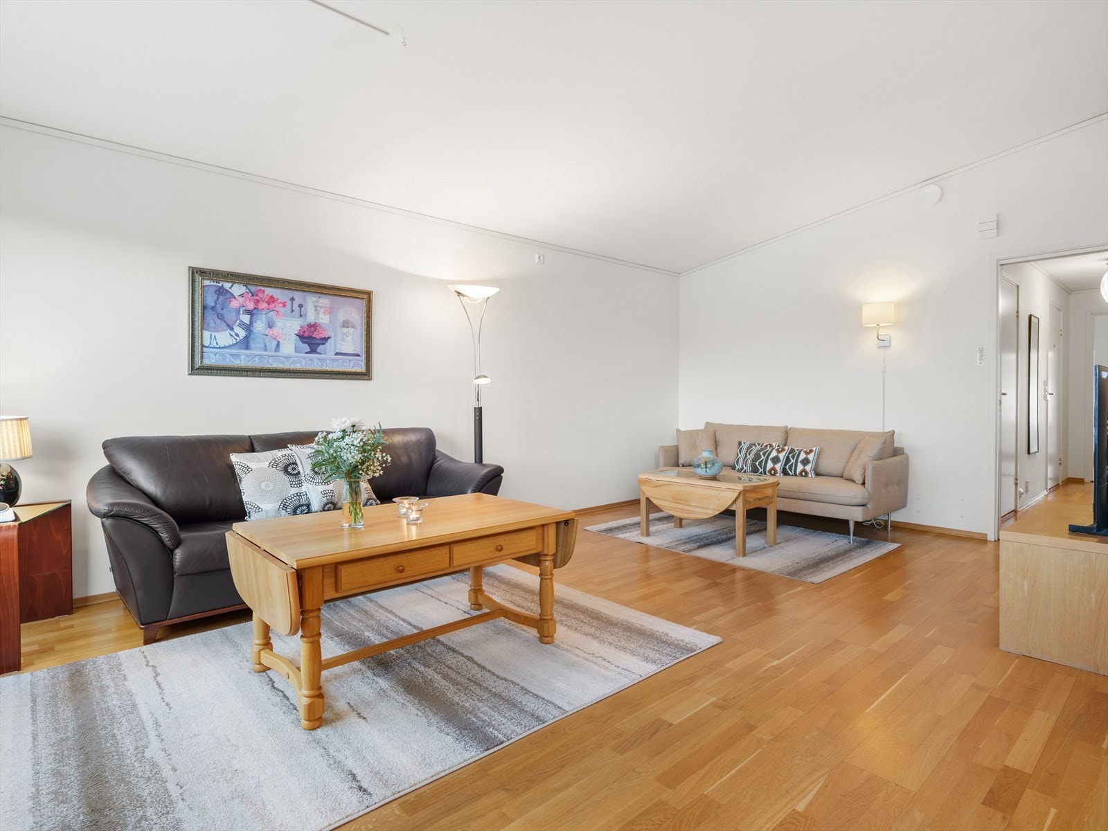 Plass til flere sittegrupper, god takhøyde gir en god romfølelse. Galleribilde