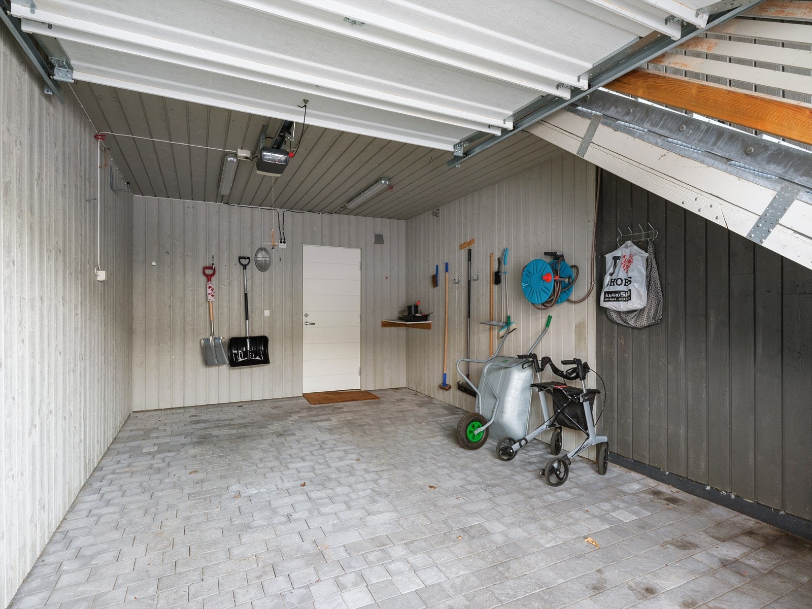 Stor garasje med romslig bod i bakkant. Galleribilde