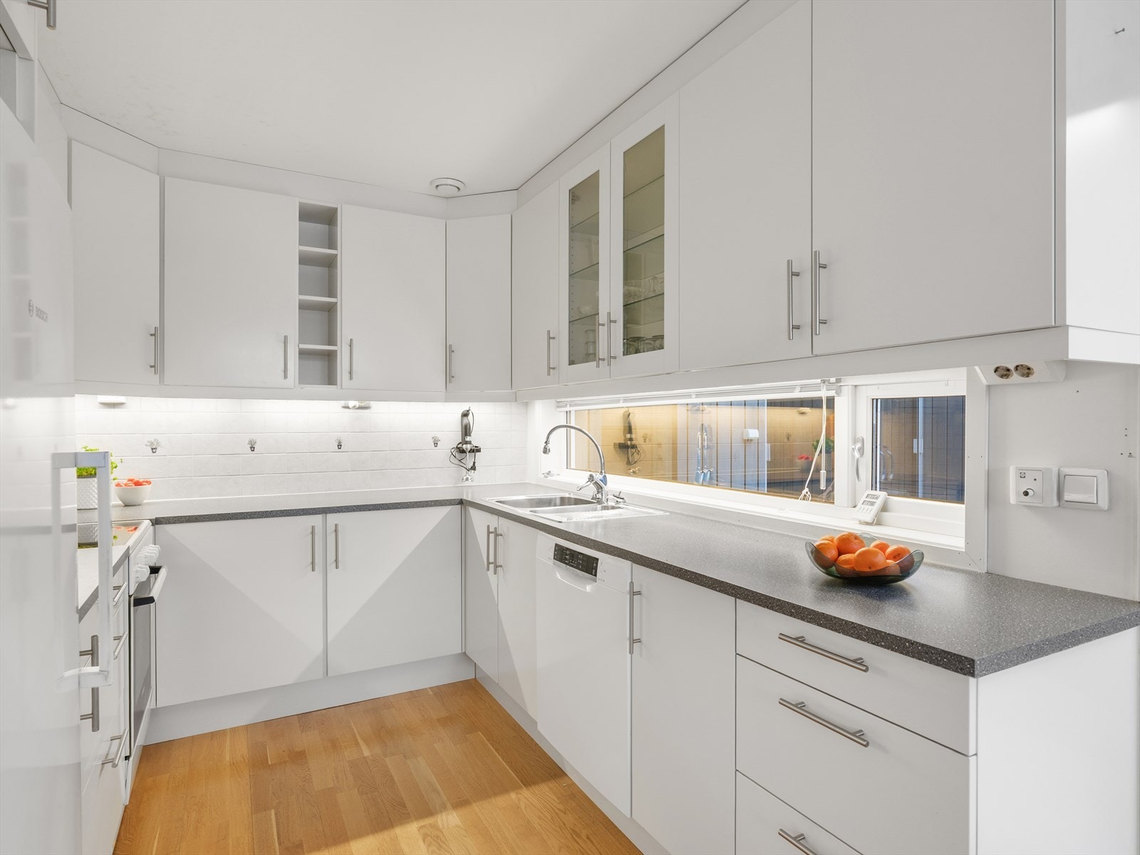 Pent klassisk kjøkken med veldig god lagringsplass i skuffer og skap. Galleribilde