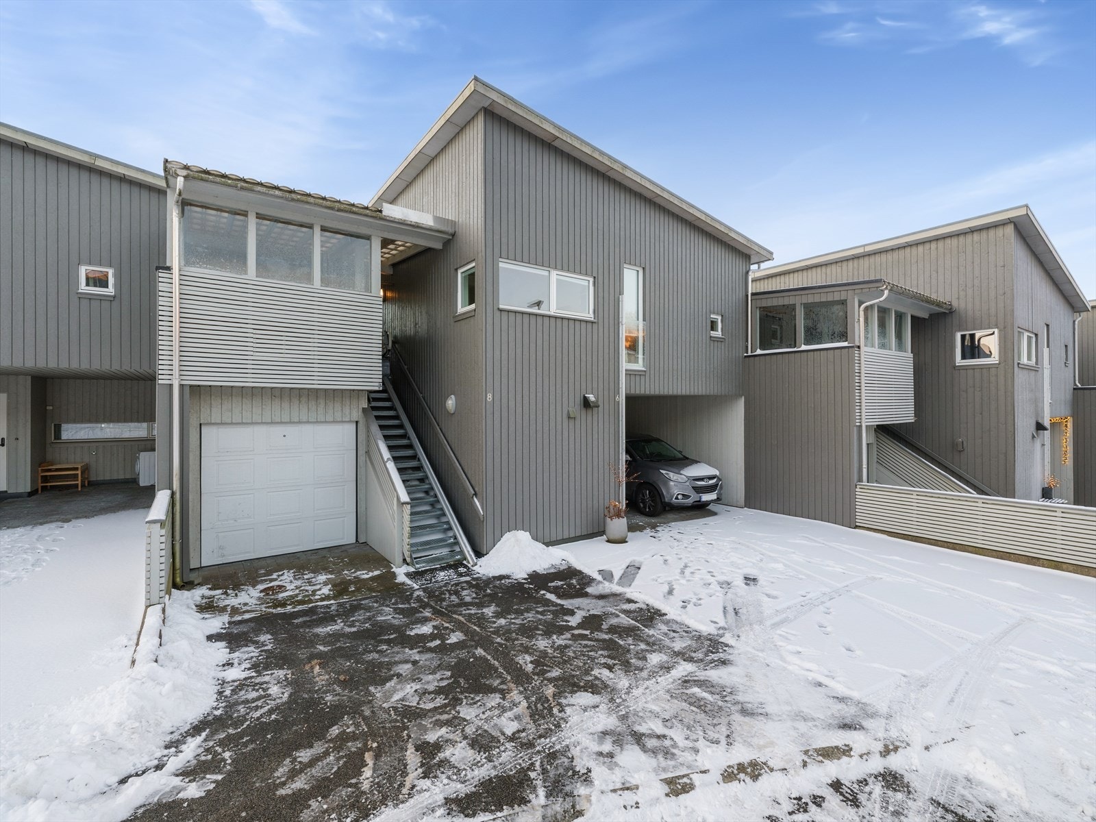 Leiligheten ligger i 2. etg og har parkering i garasje med terrassestue oppå. Galleribilde