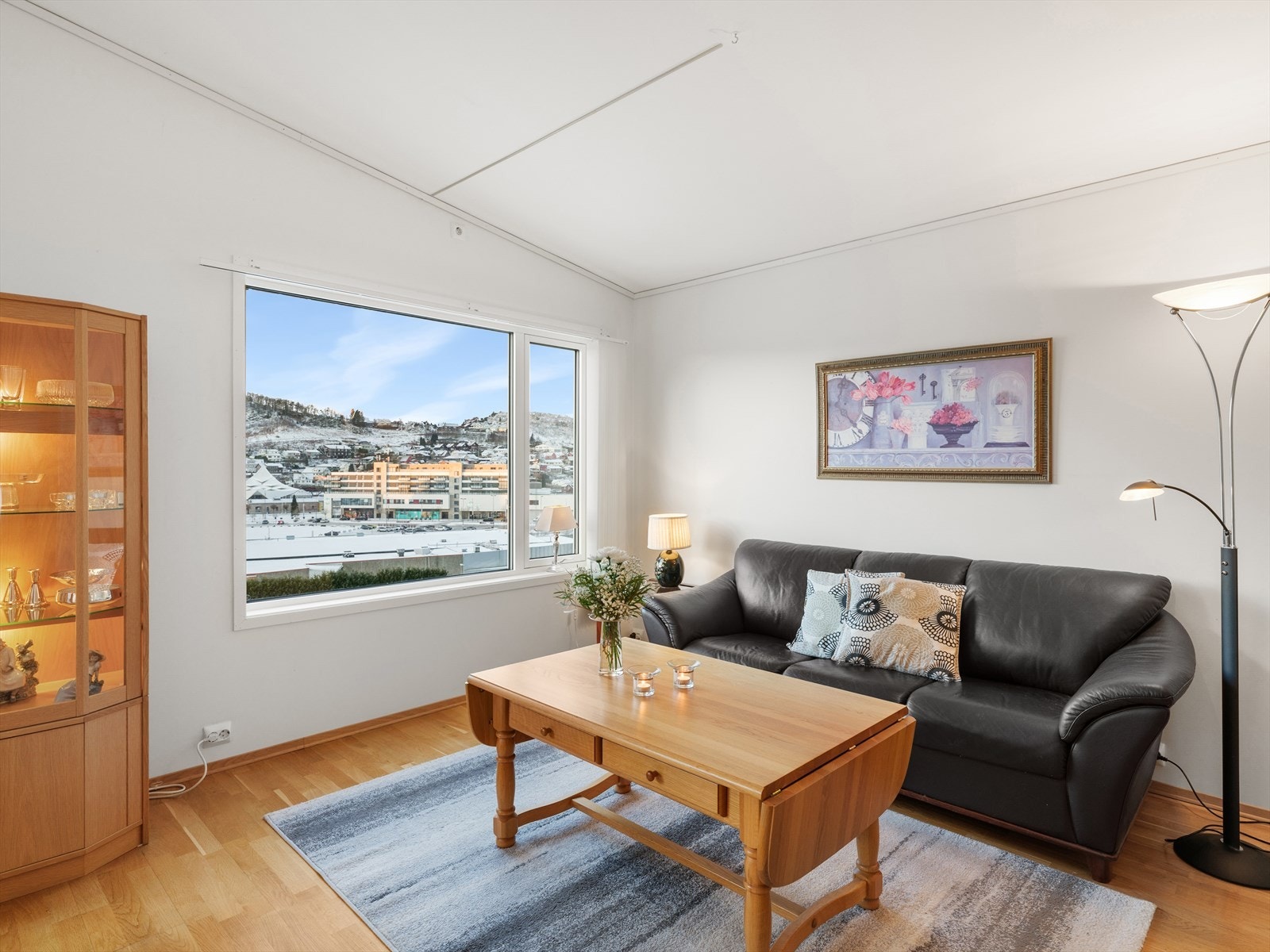 Store vinduer med flott utsikt mot sentrum og Edlandsfjellet. Galleribilde