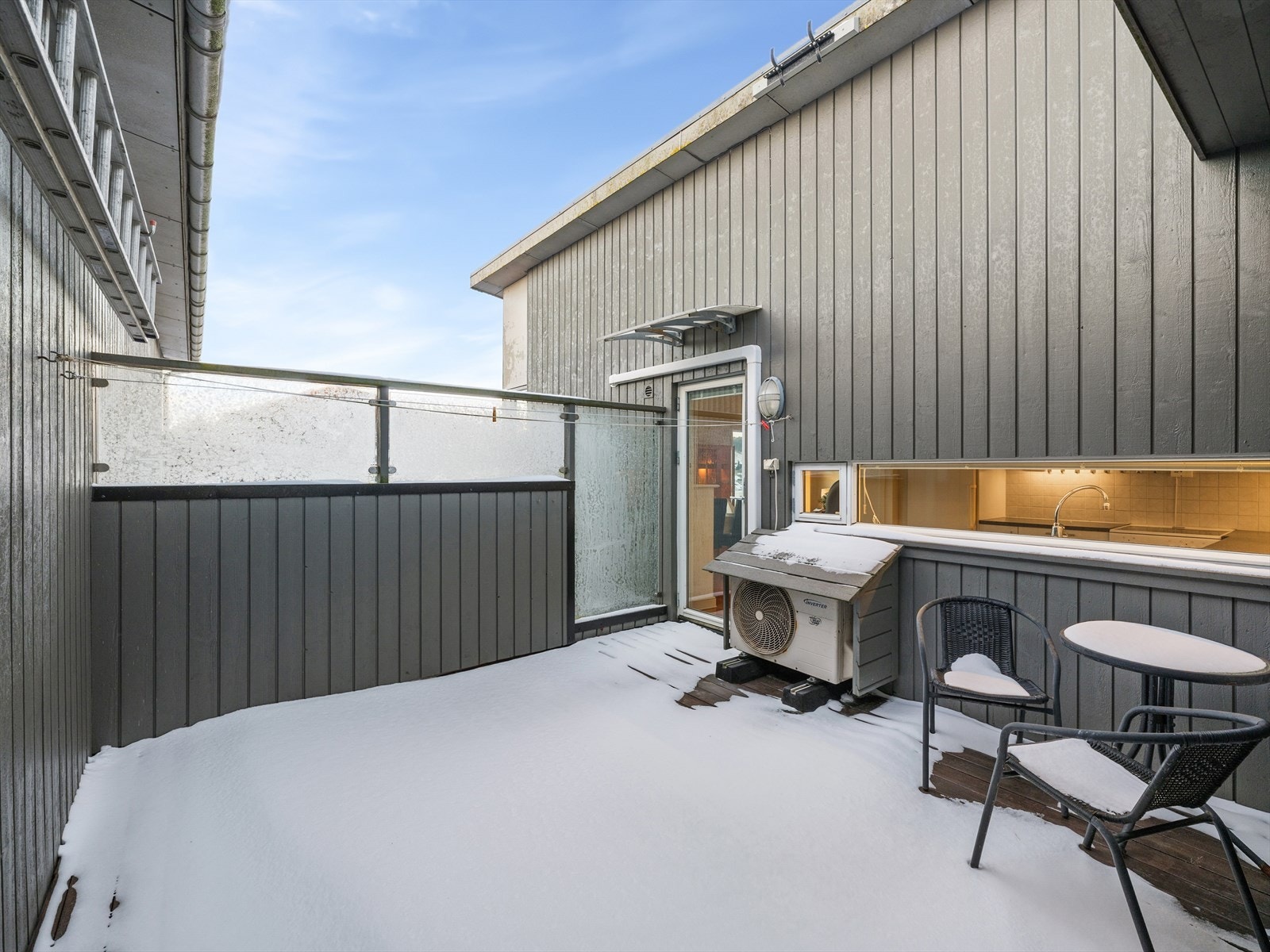 Skjermet terrasse med utgang fra stua Galleribilde