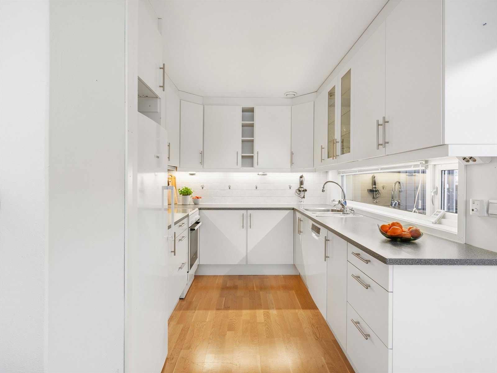 Vindu over kjøkkenbenk slipper også inn naturlig lys. Galleribilde