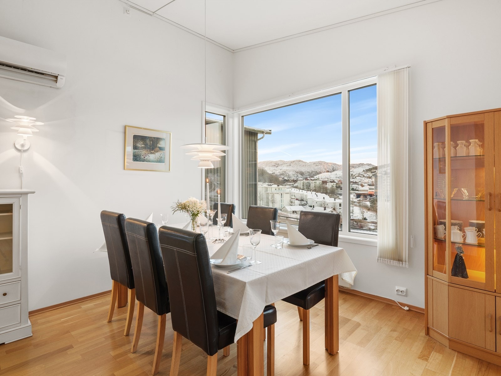 God plass til langbord i tilknytning til kjøkken Galleribilde