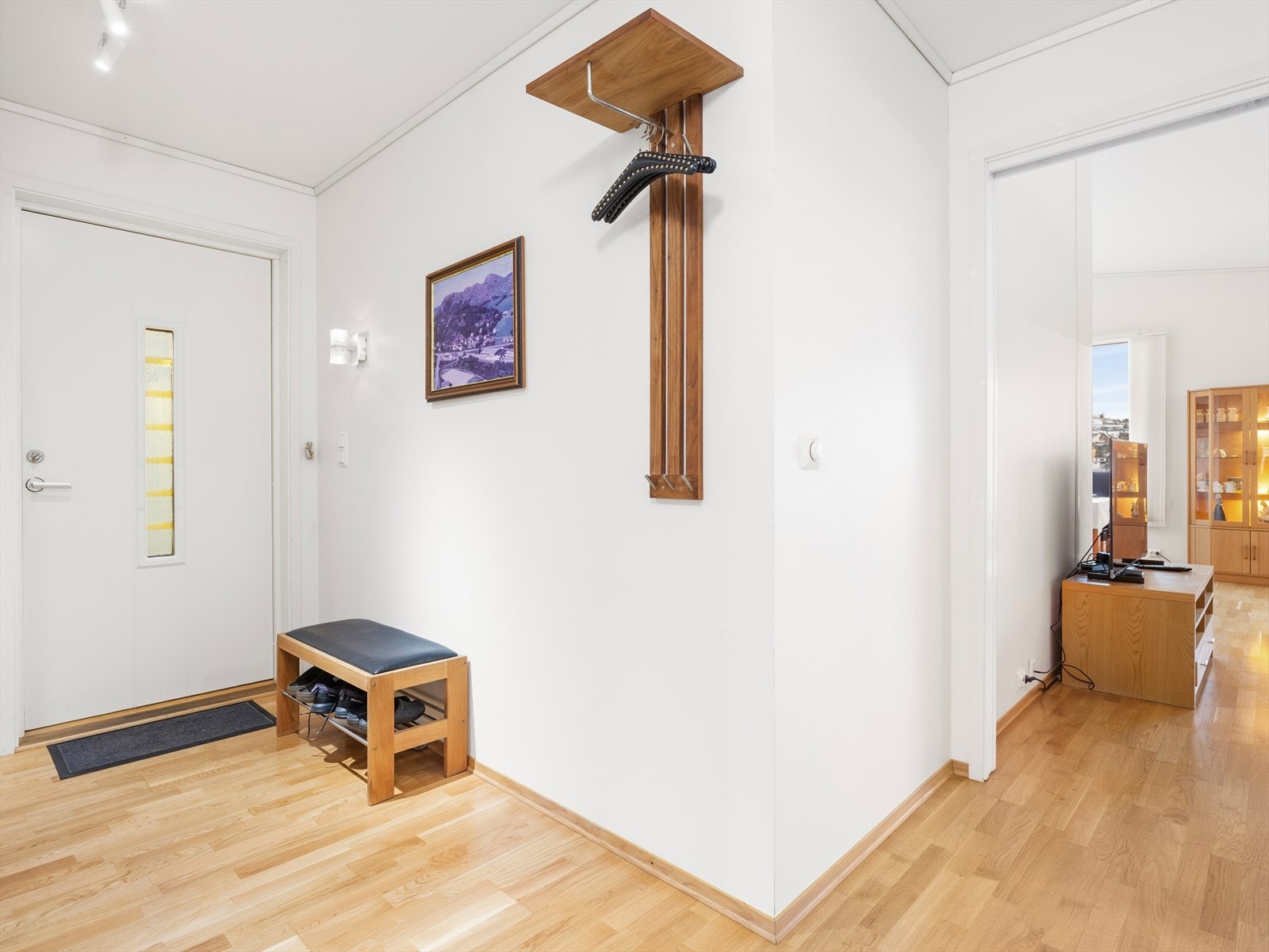 Entre/gang med skyvedørsgarderobe. Galleribilde