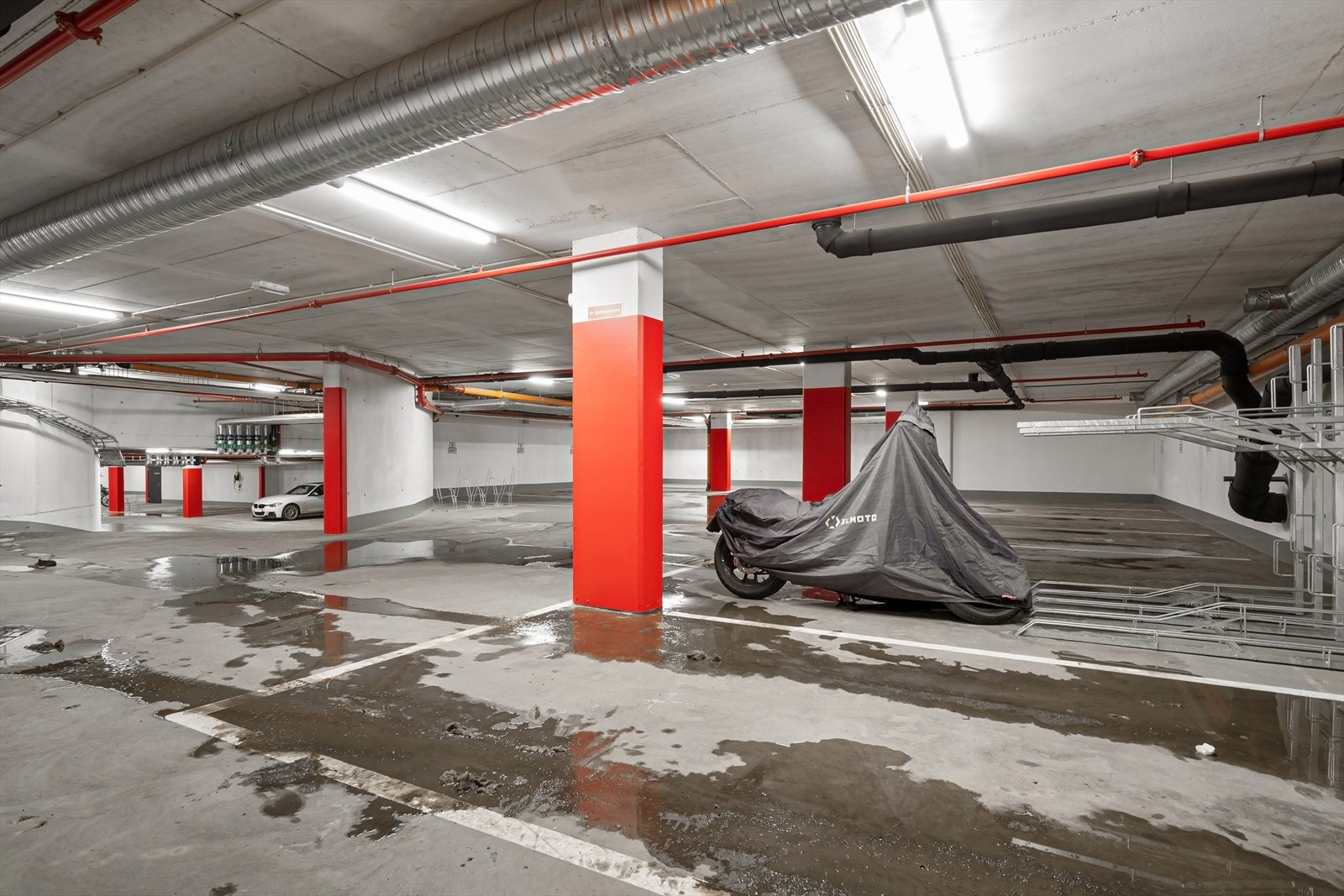 Det er mulighet for leie eller kjøp av garasjeplass med elbillader. Galleribilde