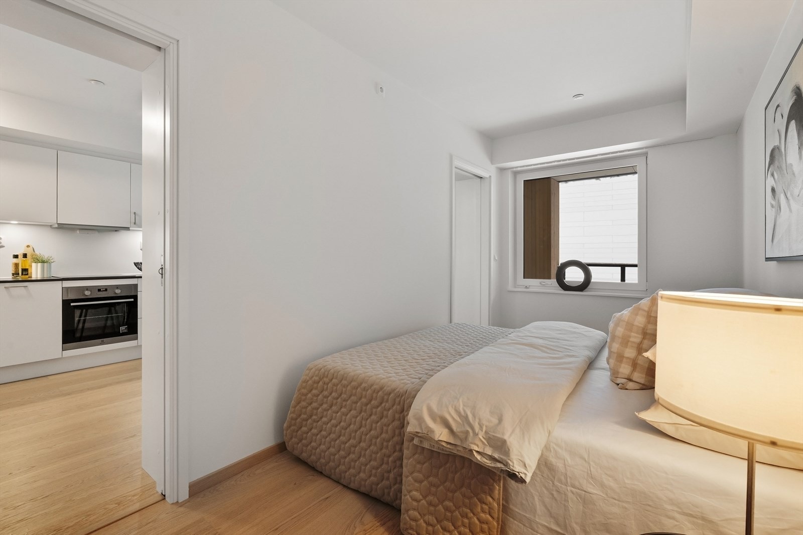 Meget praktisk inngang på to sider av soverommet. God plass til dobbeltseng og garderobe. Galleribilde